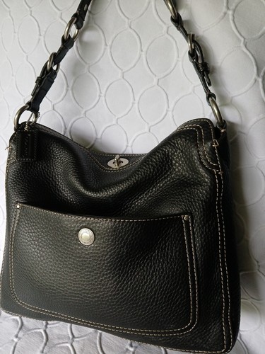 Borsa a tracolla Coach Chelsea nera ciottoli grande hobo tote bag F12338 indossata una t