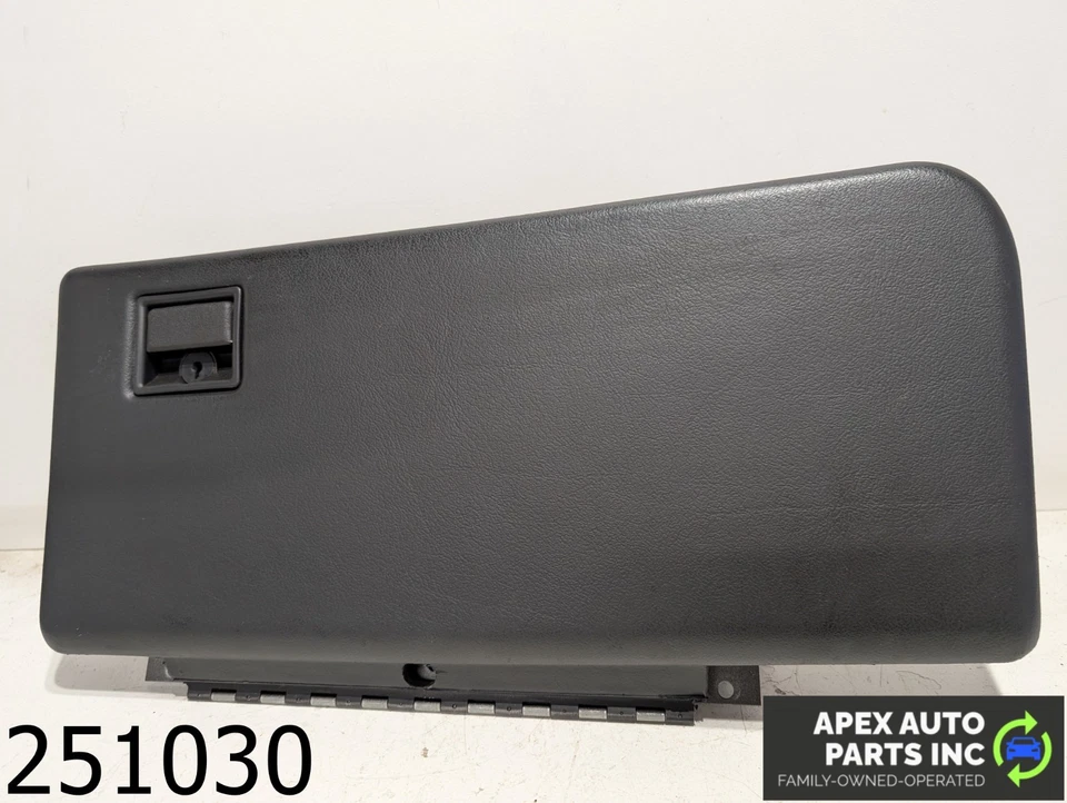 OEM 2000 Pontiac Firebird 3.8L FRONT DASH GLOVE BOX COMPARTMENT STORAGE COVER Foto 1 de 4