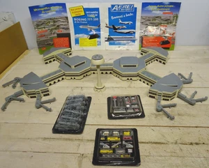 Aereoporto con Edifici e Accessori RBA Editoriale della Fabbri Stile Herpa - Foto 1 di 14