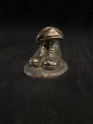 UNITY GIFTS Stiefel und Barett Militär Figur in Kaltguss Bronze Statue