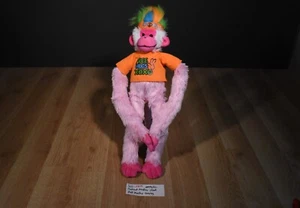 Novelty Inc. Mono Mohawk Rosa Abrazando Mono con Manos de Gancho y Lazo (310-2874) - Imagen 1 de 2