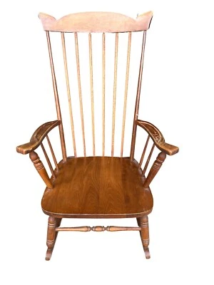 Mecedora vintage de arce macizo con respaldo curvo con asiento y respaldo de espuma Foto 1 de 4