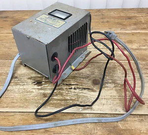 Automatic Battery Charger 2 Bank 12 VDC 8 Amps Max Out 02070 Ready 8 Amp Boat RV - Bild 1 von 5