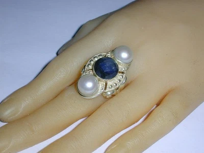 PRECIOSO ANILLO DE LEY AUDAZ NICKY MAYORDOMO CON ZAFIRO GRANDE Y 2 PERLAS DE 10 MM - ¡TALLA 10! Foto 1 de 4