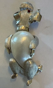 Broche caniche perla imitación lágrima tono plata corona trifari década de 1960 acabado perro - Imagen 1 de 2