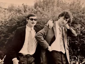 Guapos hombres jóvenes cariñosos chicos atractivos abrazos hombre gay int foto de colección - Imagen 1 de 3