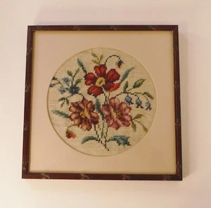 Cubierta de vidrio vintage completa y bien enmarcada floral punta de aguja 12 3/4 x 12 3/4 - Imagen 1 de 5