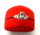Starszy pierścionek ze sprawdzonego srebra pierścionek przyjaźni ręce trzymające serce 