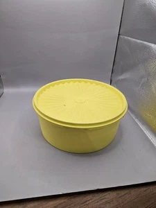 Vintage Tupperware gelb Servier Stapelbehälter mit Deckel 8x3,5" - Bild 1 von 4