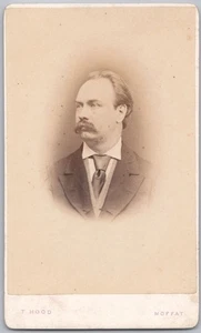 Mann in Anzug & Krawatte mit großem Schnurrbart Vignette Portrait, Moffat Schottland 1880er CDV - Bild 1 von 2