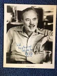 Foto autógrafa personalizada del crítico de cine ARTHUR KNIGHT - Imagen 1 de 2