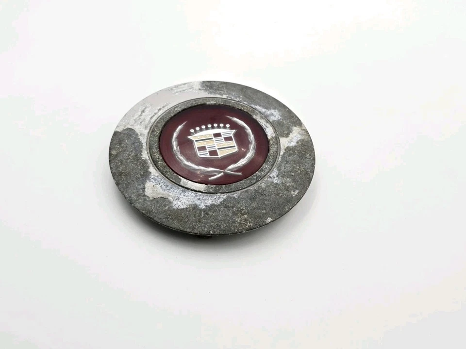 1985-1986 CADILLAC DEVILLE ЦЕНТРАЛЬНЫЙ КОЛПАК КОЛЕСА ПЫЛЕЗАЩИТНАЯ КРЫШКА СТУПИЦЫ КОЛЕСА  - Изображение 1 из 3