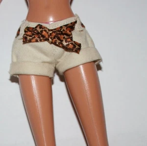 Muñeca Barbie Mattel Pantalones Cortos Denim Beige con Estampado Animal Cinturón Adjunto - Imagen 1 de 4