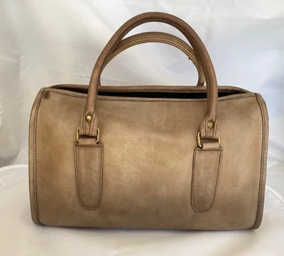 Muy querido entrenador vintage NYC Madison Dr. Bolso Cartera en Masilla/Bronceado con Etiqueta Foto 1 de 4
