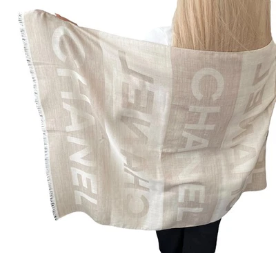 CHANEL Vintage Logo CC Bufanda Envoltura Chal Flecos Accesorio Beige Seda Cachemira Foto 1 de 4
