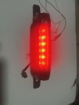 Tercera luz de freno Chrysler 300 2011 2012 2013 2014 con cámara de reversa 57010606AC Foto 1 de 4