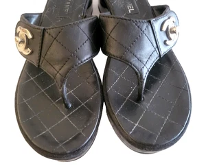 AUTH CHANEL BLACK LEATHER TURN LOCK QUILTED CC LOGO THONG SANDALS SHOES 40/9 - Picture 1 of 12