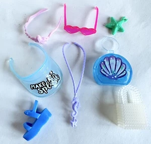 Lotto Barbie Fashion Pack Fai uno Splash Accessori Visiera Cuore Occhiali 2020 - Foto 1 di 1