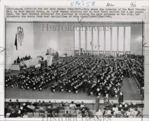 1969 Pressefoto Kurfürsten versammeln sich bei der Wahl in Deutschland im Ostpreußensaal - Bild 1 von 2
