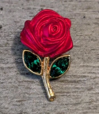 Impresionante prendedor de solapa dorada flor rosa roja pétalos detallados, gemas verdes para hojas Foto 1 de 4