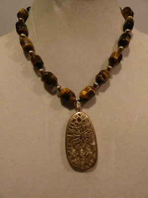 Collar Sigrid Olsen, cuentas tono marrón y colgante perforado tono dorado Foto 1 de 4