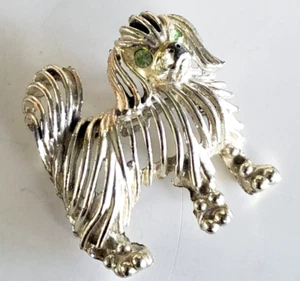 Spilla vintage pechinese o shih tsu cane verde strass occhio tono oro 1-7/16" - Foto 1 di 5