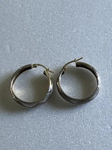 Pendientes de aro de plata de ley Pr de 2 tonos con diseño - Imagen 1 de 5