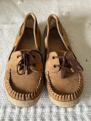 Mocasín sin cordones UGG Tylin Boat Shoe para mujer talla 7 castaño nobuck Foto 1 de 4
