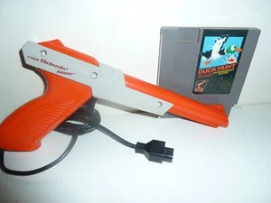 AUTHENTIC  DUCK HUNT  NES 5 SCREW  WITH GENUINE NINTEND ZAPER GUN NEXT TO MINT - Picture 1 of 2