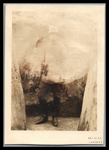 Foto WK1, I.R.1/224, Sdt. mit Stahlhelm, Pistole im Sch.Graben, 1918, 5026-1390 - Bild 1 von 2