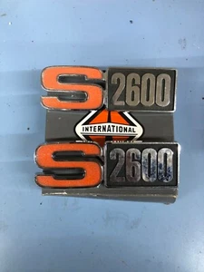 INTERNATIONAL 80-88 S2600 TRUCK EMBLEM NOS - Picture 1 of 1