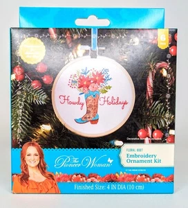 The PIONEER WOMAN Stickerei HOLIDAY ORNAMENT KIT Howdy Urlaub Stiefel Nadelspitze - Bild 1 von 5