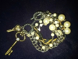 BETSEY JOHNSON IKONISCHES MEHRREIHIGES SCHLÜSSEL-STATEMENT-ARMBAND MIT KUNSTPERLEN & KETTE ~ SELTEN - Bild 1 von 11