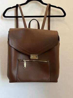 Mochila plisada Steve Madden marrón con detalles dorados nueva sin etiquetas Foto 1 de 4