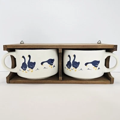 Canecas de sopa de gansos vintage Rosenthal Netter conjunto de 2 em um suporte de parede de madeira - Imagem 1 de 4
