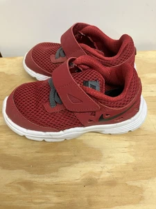 Nike Revolution Kleinkind Größe 8C rot sportliche Turnschuhe Schuhe - Bild 1 von 7