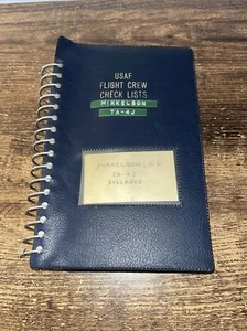 De colección 1970 USAF tripulación de vuelo listas de verificación carpeta pilotos TA-4J piloto de avión de combate - Imagen 1 de 9
