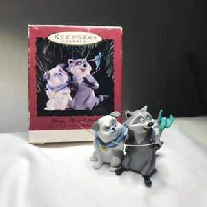 Adorno de Colección Disney Pocahontas Sello ~ Percy Flit Meeko ~ 1995 - Imagen 1 de 13