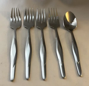 * CUTCO - CUE2 - 4 SALAD FORKS & 1 TEASPOON - STAINLESS - FLATWARE - USA * - Picture 1 of 7