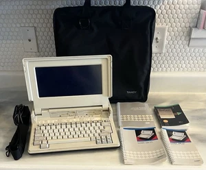 Computadora Tandy 1400 LT de colección con adaptador de CA y bolsa Tandy original enciende los años 80 - Imagen 1 de 18