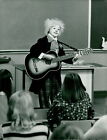 The clown &quot;Popolino&quot; sings in &quot;Fun in class&quot; - Vintage Photograph 1289049