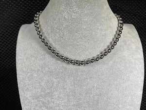 Silberfarbene Perlenkette 16 Zoll lang mit 8 mm künstlichen silberfarbenen Perlen IN7212 - Bild 1 von 10