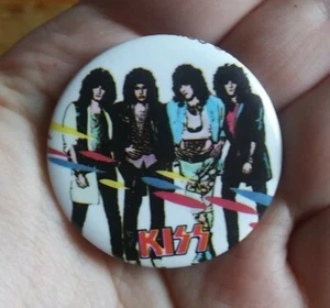 True Vintage 1980's ~ Kiss ~ RARE Group Band PIN Pinback Button Badge - Picture 1 of 10