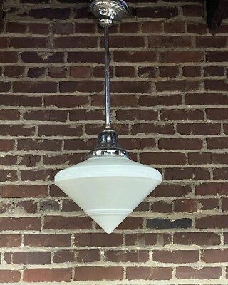 Lámpara colgante original antigua Art Deco de vidrio esmerilado de los años 30 con varilla de caída de cromo Foto 1 de 3