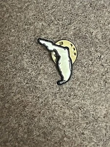 VINTAGE FLORIDA STATE OUTLINE PLASTIC PIN - 1” FROM TIP TO TIP GOLD & BLACK - Picture 1 of 3