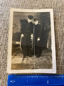 WWII Photo US Navy Sailors Pose In Uniform One Flips The Bird Carpeted Room - Picture 1 of 3