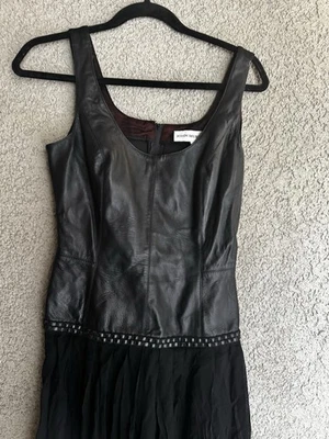 Vestido John Murrough Años 80 Cuero Negro y Gasa Talla 4 Falda Plisada Aberturas Foto 1 de 4