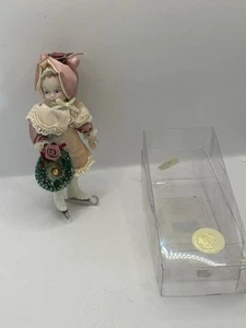 Kurt S Adler Mädchen Porzellan Puppe Weihnachtsschmuck 7" Skater Kranz Vintage - Bild 1 von 7
