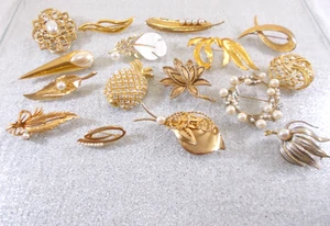 Lot of 12 Gold Tone Broches and Pins Some with Rhinestones Faux Pearls 4 Signed - Picture 1 of 14