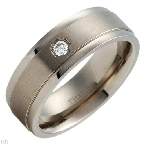 Nuevo anillo de banda para caballeros con circonita cúbica hecho a mano en titanio. Foto 1 de 1